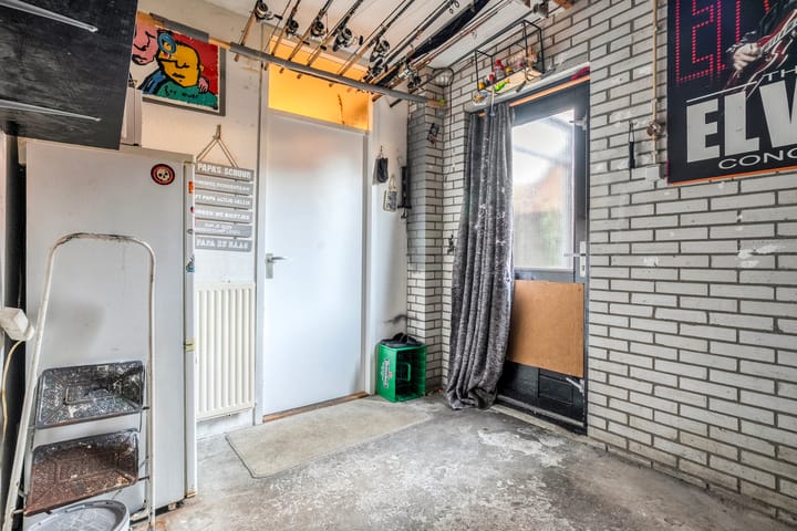 Photo 17 of Donker Curtiusware 32