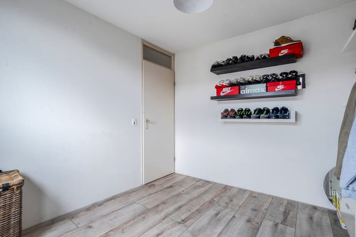 Photo 24 of Donker Curtiusware 32