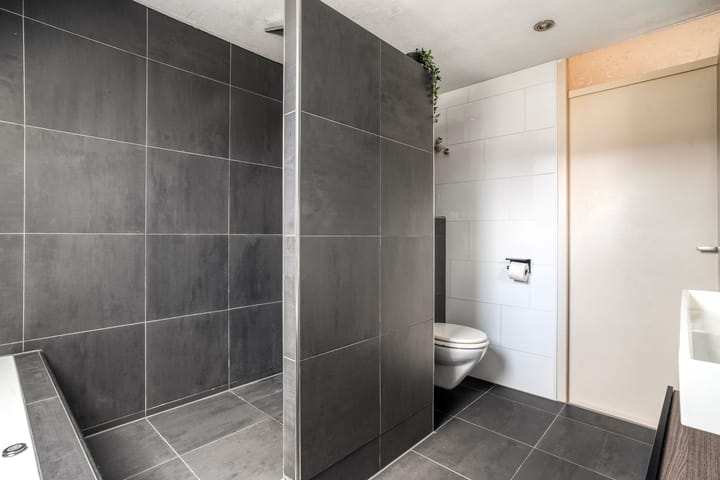 Photo 26 of Donker Curtiusware 32