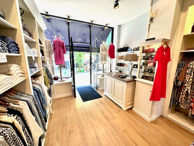 View photo 4 of Warmoesstraat 16