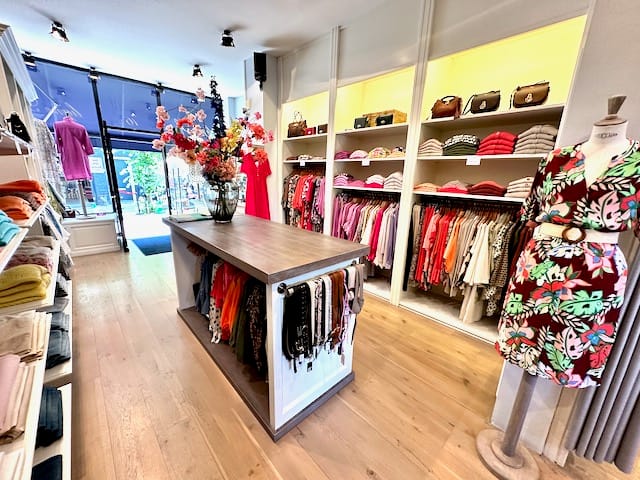 View photo 5 of Warmoesstraat 16