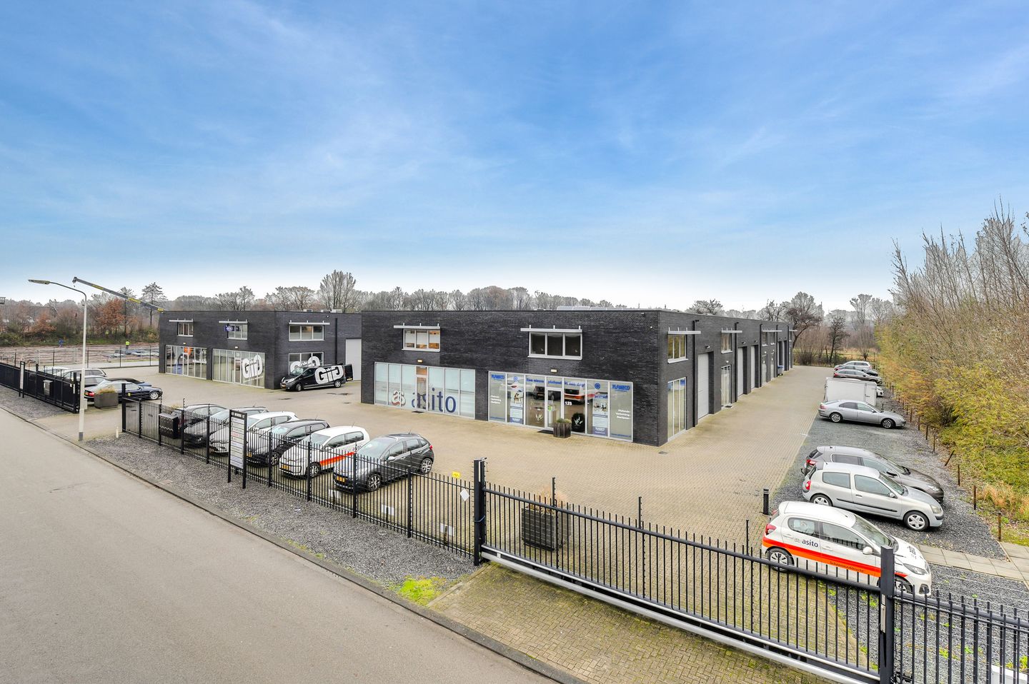 View photo 2 of Weidehek 123-A