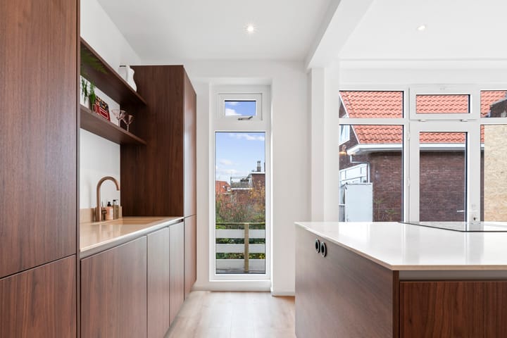 Photo 12 of Teding van Berkhoutstraat 85