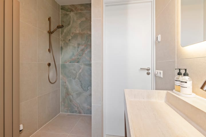 Photo 30 of Teding van Berkhoutstraat 85