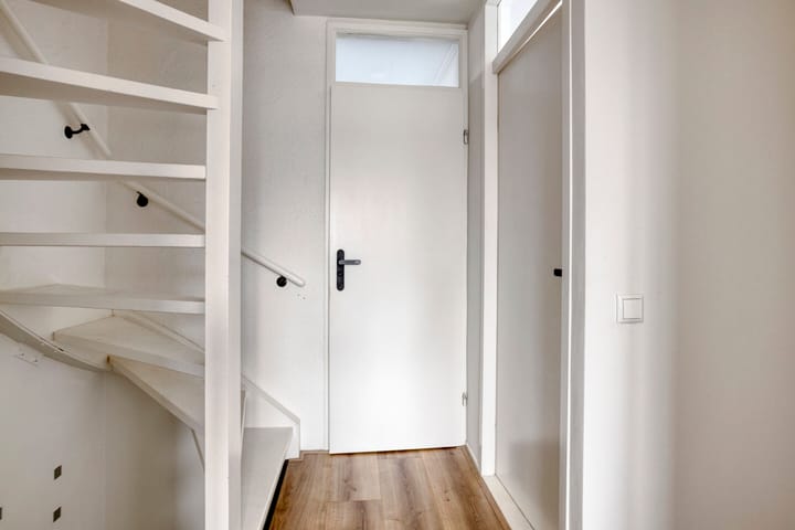 Photo 19 of Hobbemastraat 33