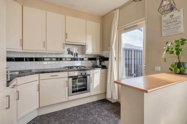 Photo 12 of Julianastraat 13