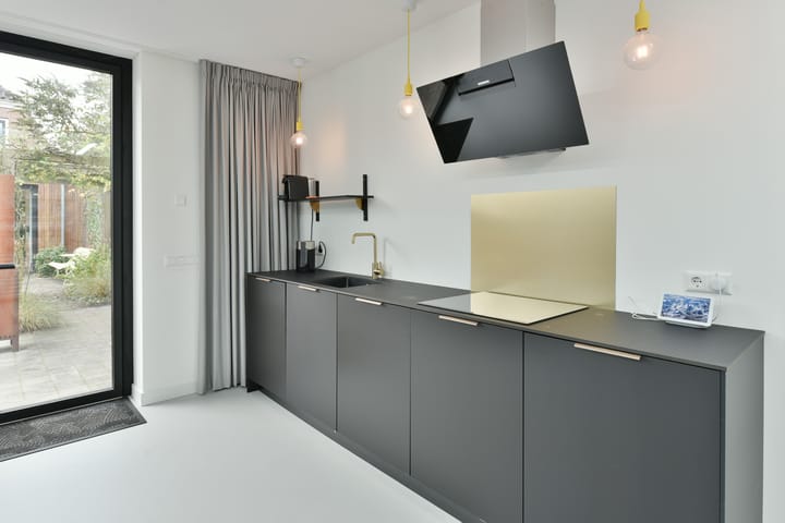 Photo 40 of Voorstraat 6