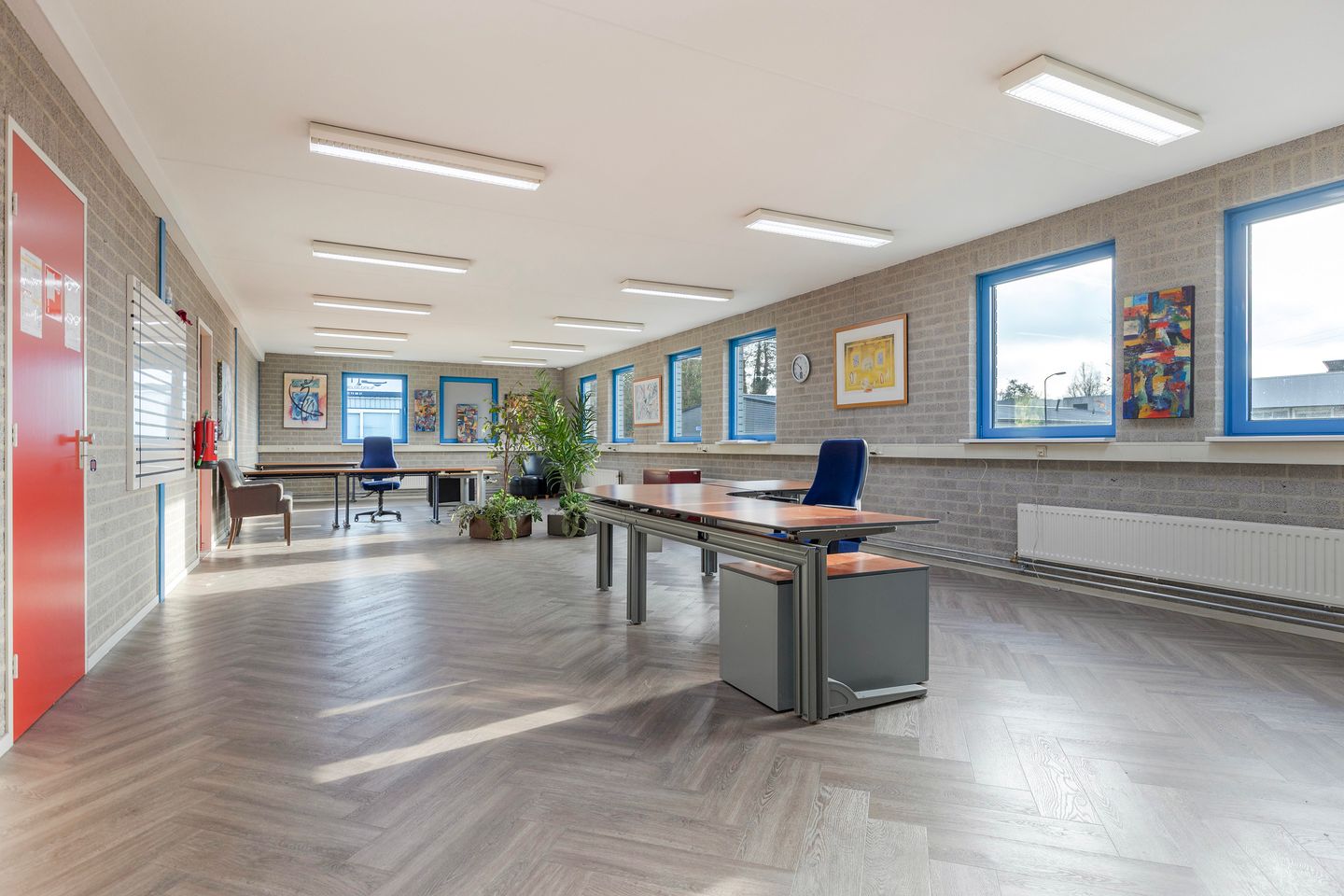 View photo 2 of Minden 46