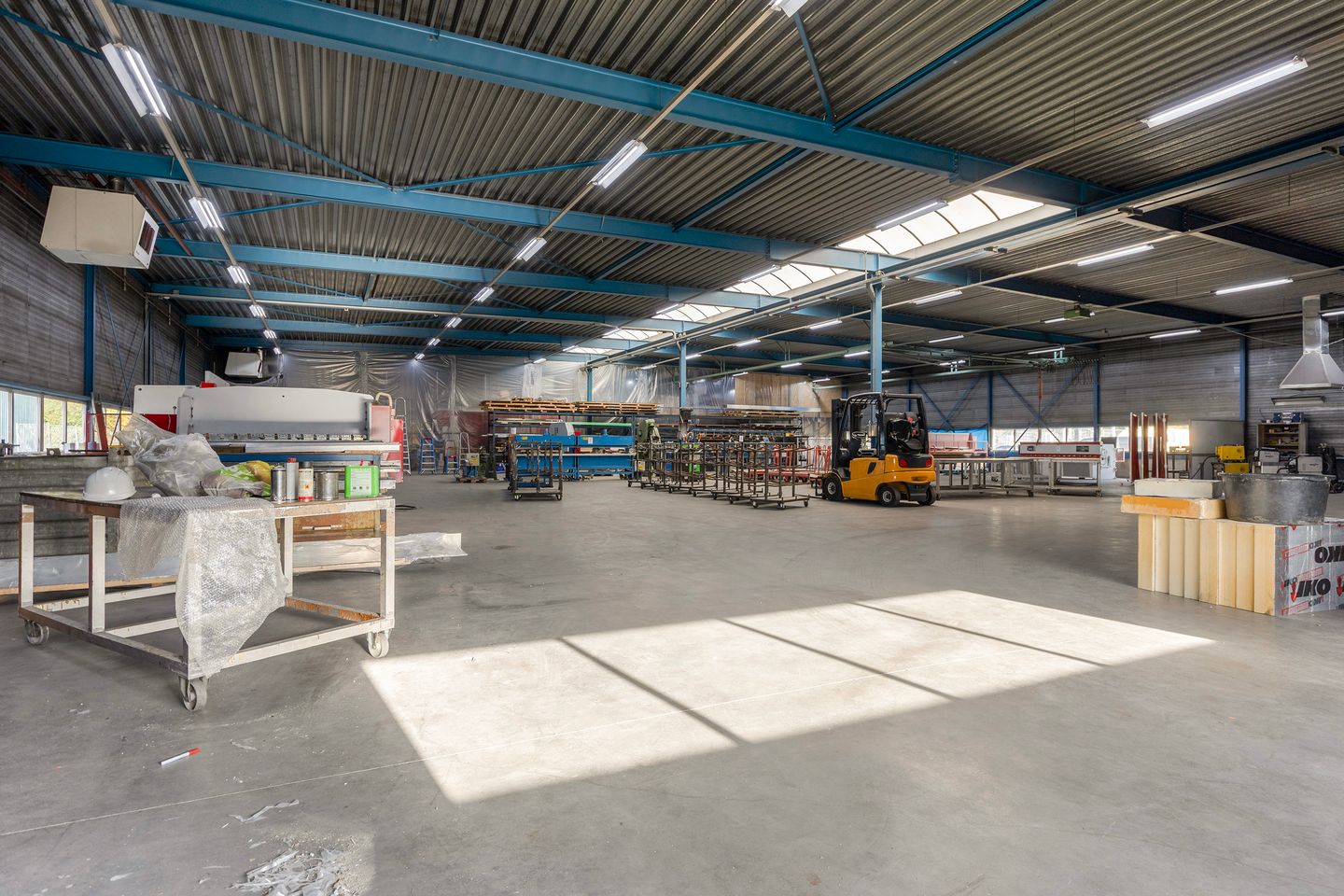 View photo 3 of Minden 46