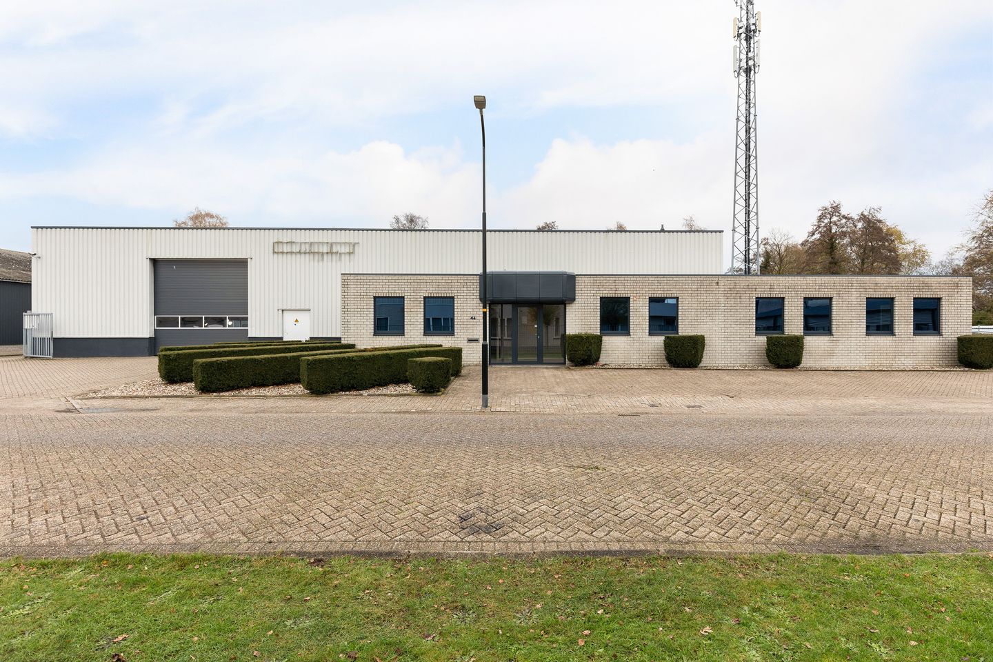 View photo 4 of Minden 46