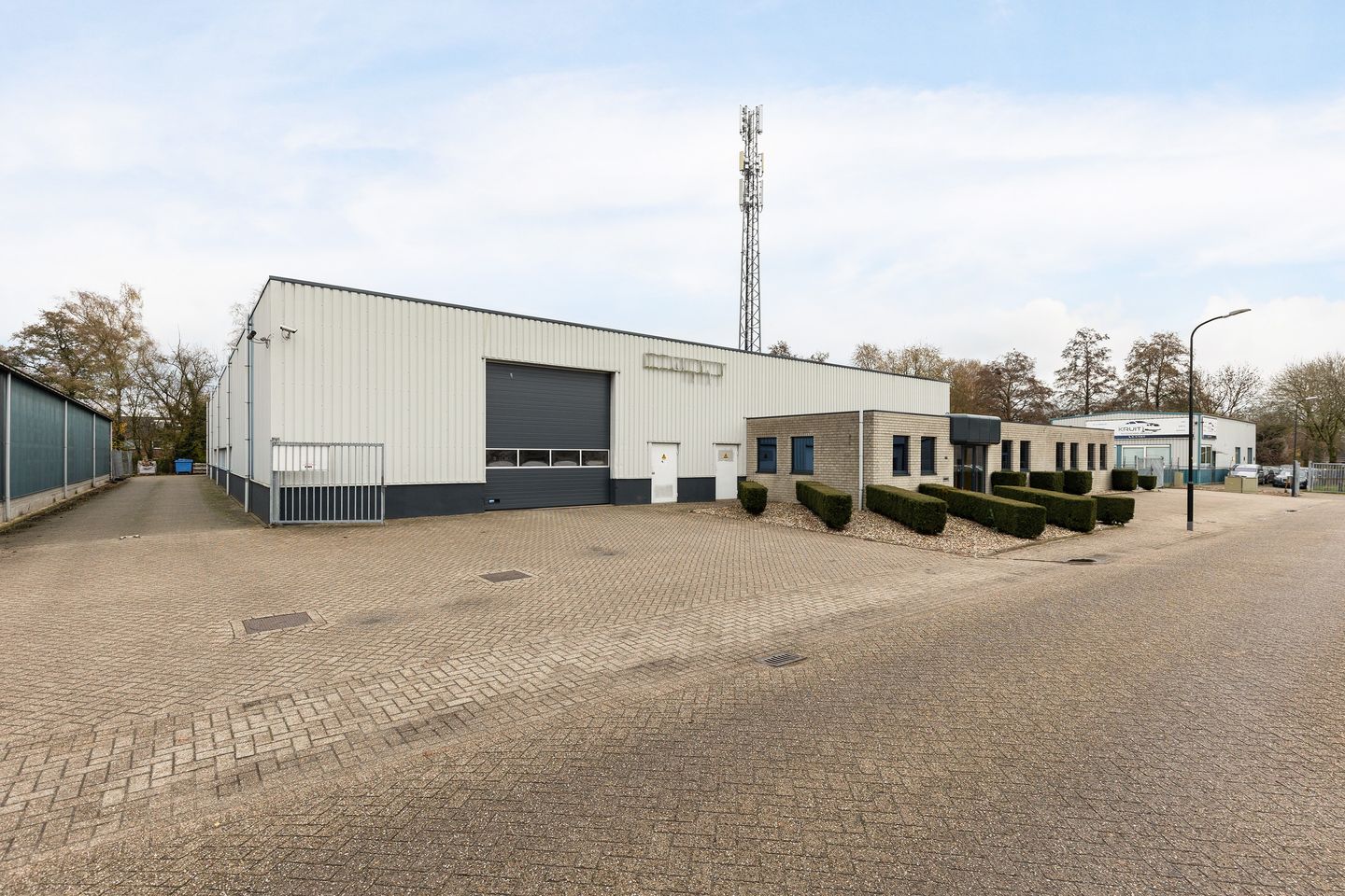 View photo 1 of Minden 46