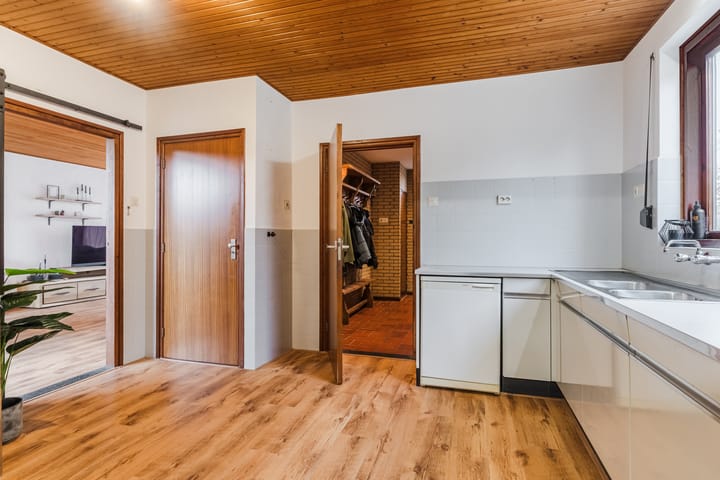 Photo 17 of Huygensstraat 14