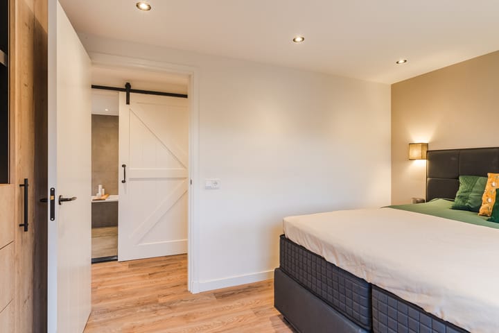 Photo 32 of Huygensstraat 14