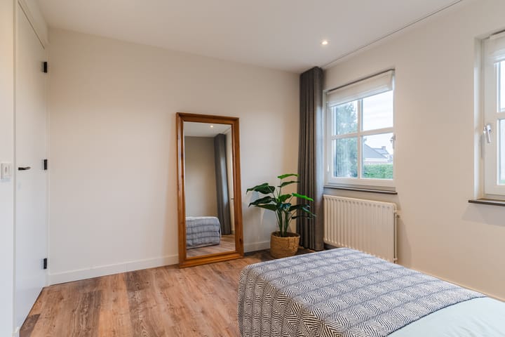 Photo 37 of Huygensstraat 14