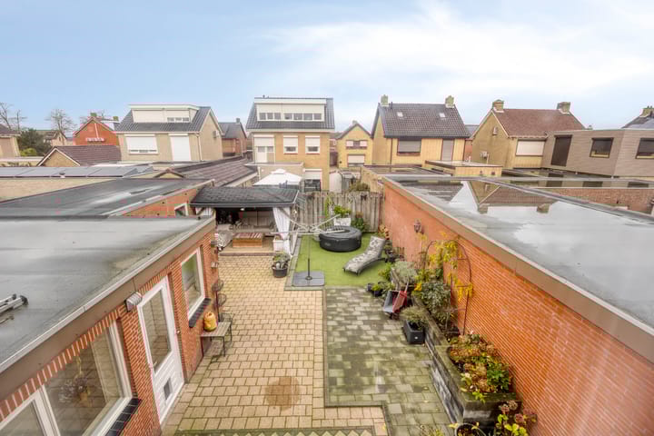 Photo 32 of Kamperfoeliestraat 8