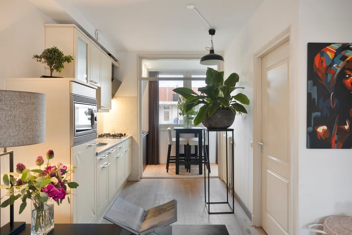 Photo 10 of Van Boetzelaerstraat 94-3