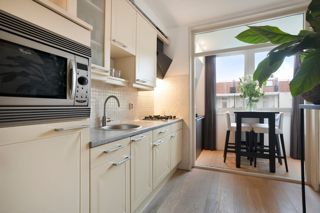 Photo 11 of Van Boetzelaerstraat 94-3