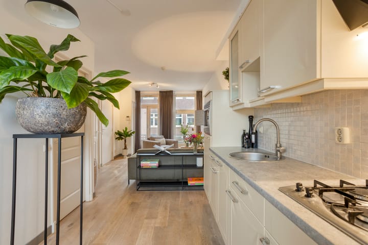 Photo 13 of Van Boetzelaerstraat 94-3