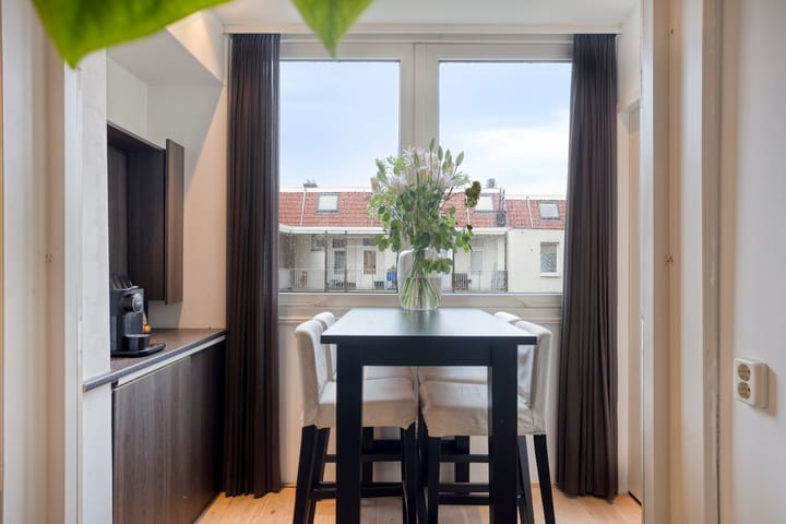 Photo 14 of Van Boetzelaerstraat 94-3