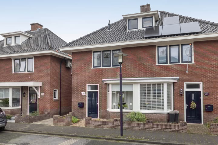 Photo 32 of Bernardstraat 37