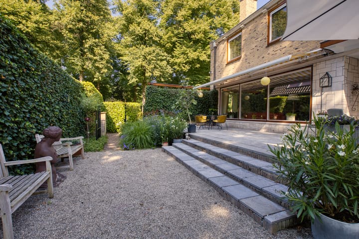 Photo 4 of Burg. Roosmale Nepveulaan 15