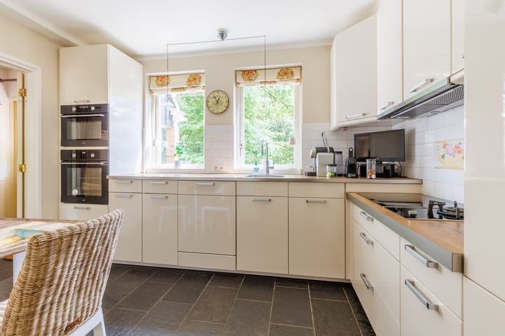 Photo 10 of Burg. Roosmale Nepveulaan 15