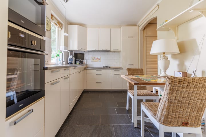 Photo 11 of Burg. Roosmale Nepveulaan 15