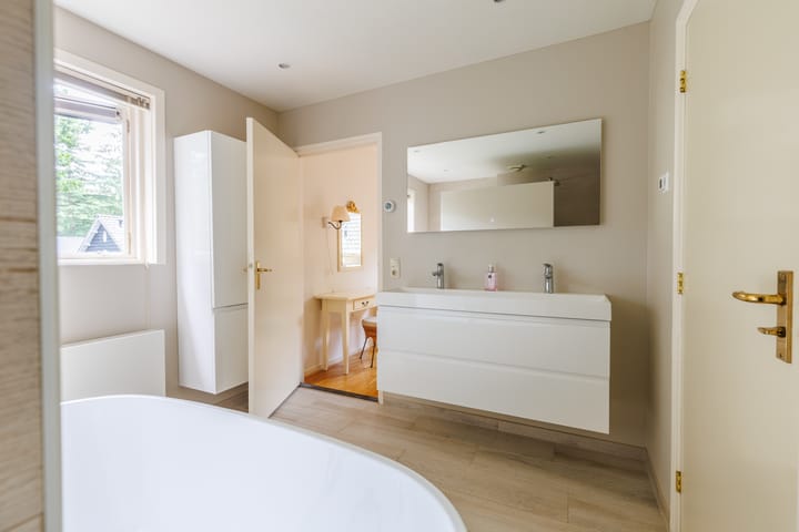 Photo 19 of Burg. Roosmale Nepveulaan 15