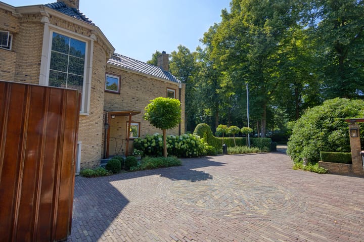 Photo 38 of Burg. Roosmale Nepveulaan 15