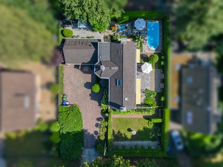 Photo 43 of Burg. Roosmale Nepveulaan 15