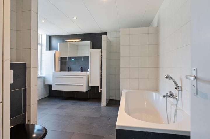 Photo 23 of Burgemeester van Engelenweg 195