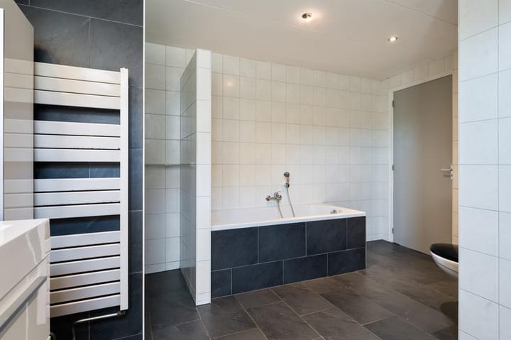 Photo 25 of Burgemeester van Engelenweg 195