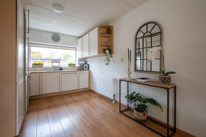 Photo 10 of Henry Moorestraat 42