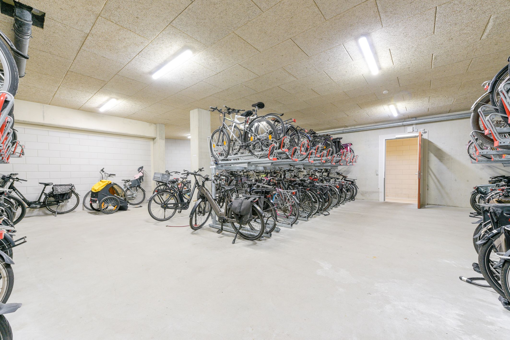 Photo 36 of Escamplaan 886-E