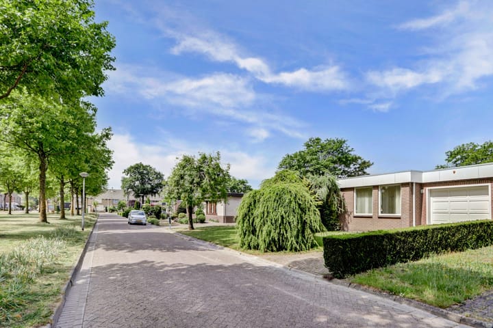 Photo 31 of Meidoornstraat 17