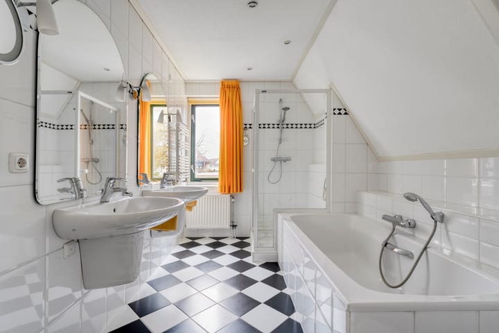 Photo 26 of Walstro 55