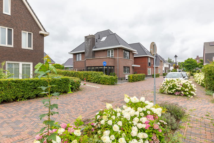 Foto 13 van Niels Bohrstraat 12