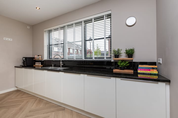 Foto 32 van Niels Bohrstraat 12