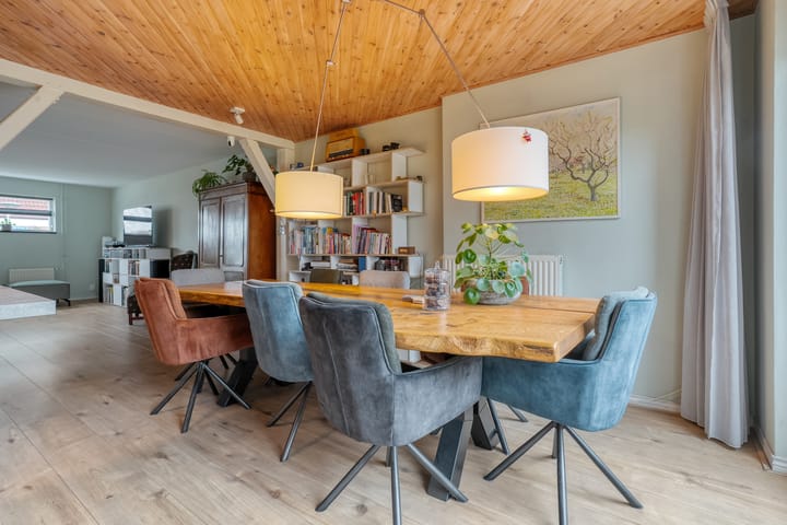 Photo 2 of De Pony 2