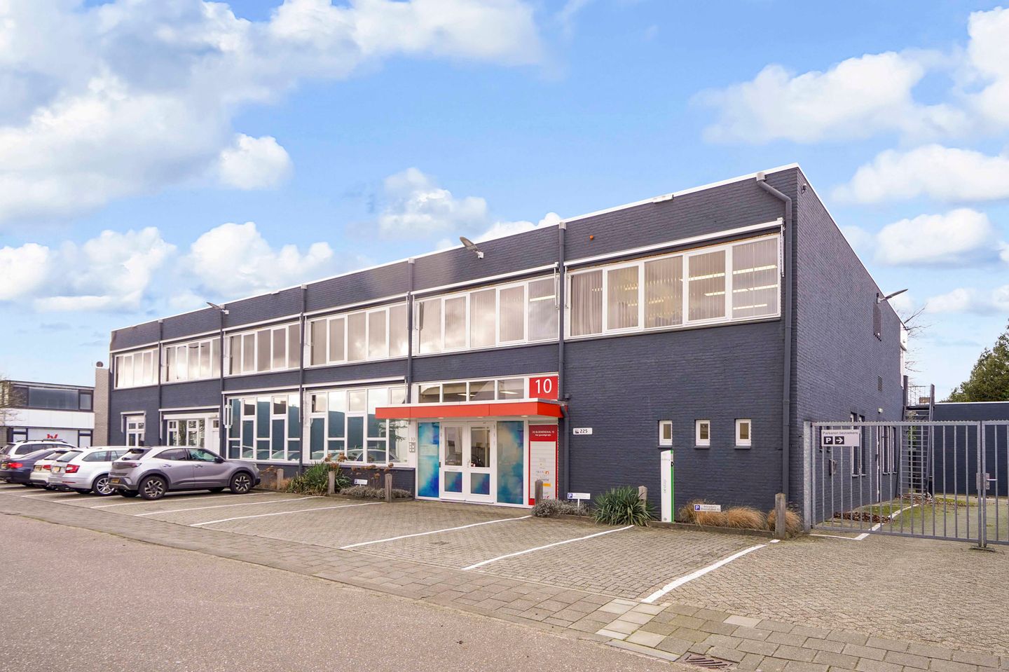 View photo 2 of De Bloemendaal 10