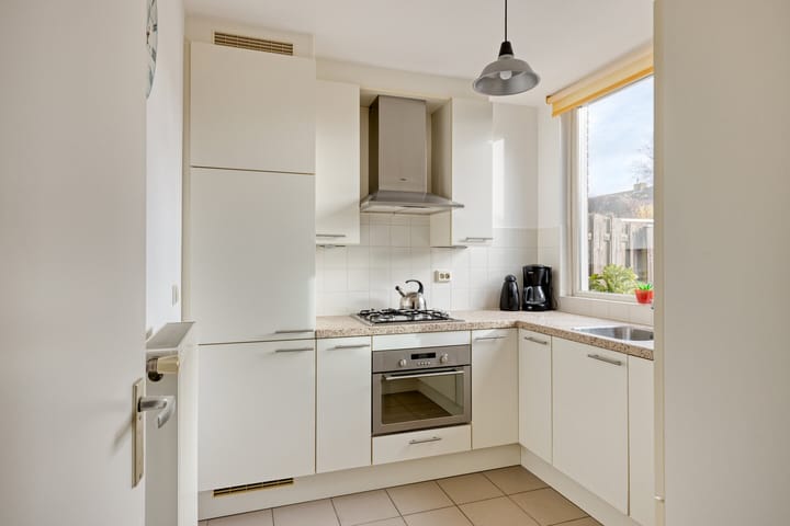 Photo 12 of Hugo van Woerdenstraat 23