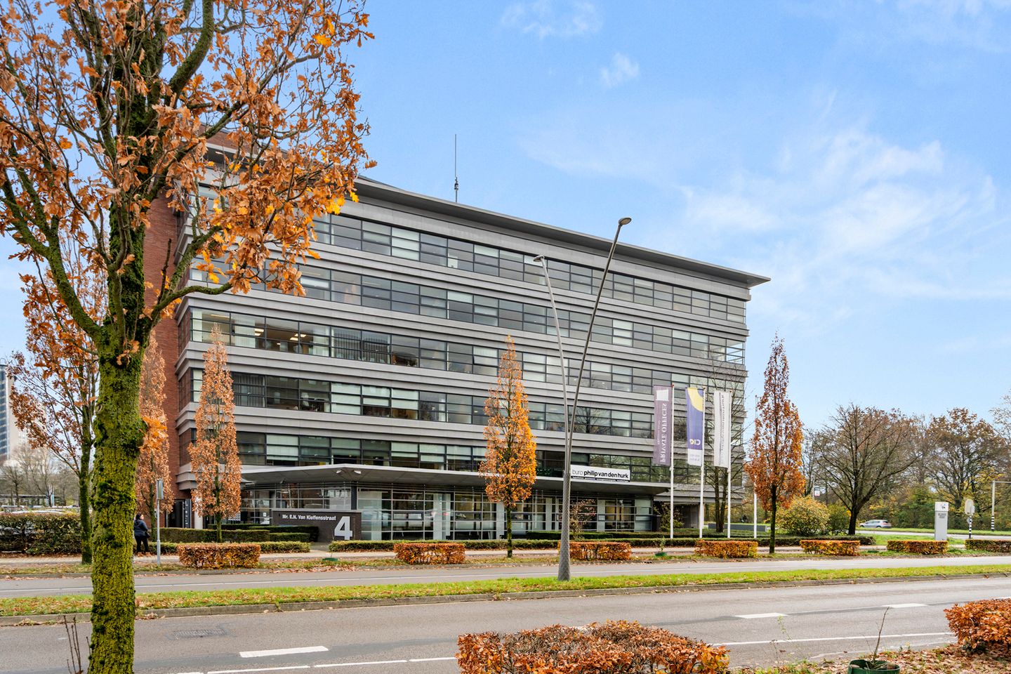 Bekijk foto 1 van Mr E.N. van Kleffensstraat 4