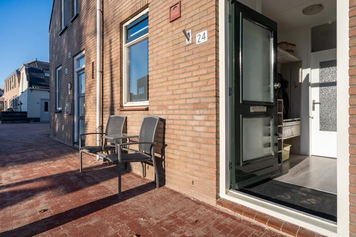 Photo 2 of Barwoutswaarder 24