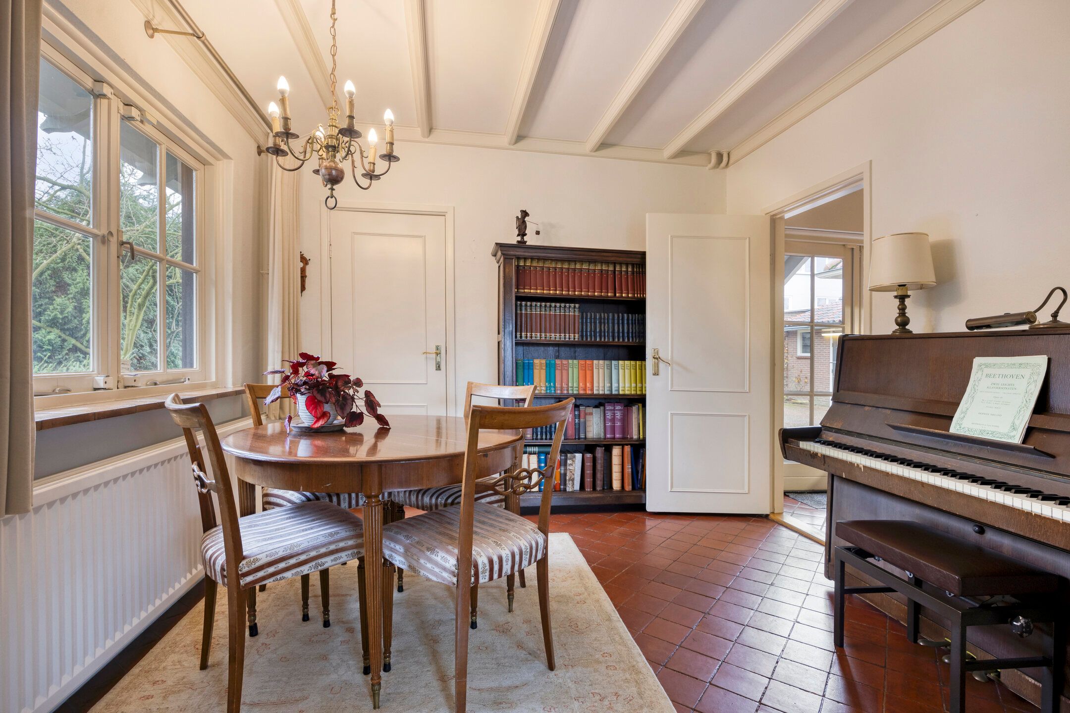 Photo 12 of Beatrixstraat 8