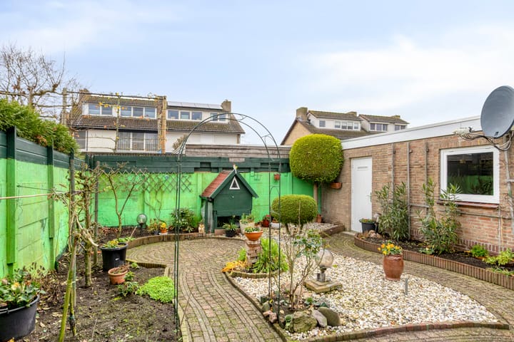 Photo 23 of Burgemeester van der Weidenlaan 35