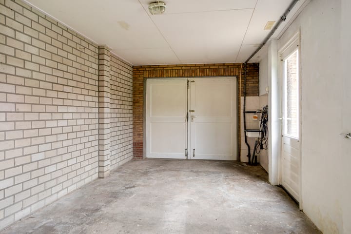 Photo 24 of Burgemeester van der Weidenlaan 35