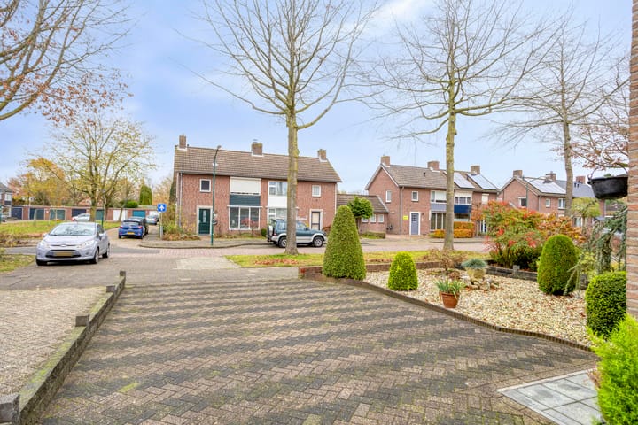 Photo 26 of Burgemeester van der Weidenlaan 35