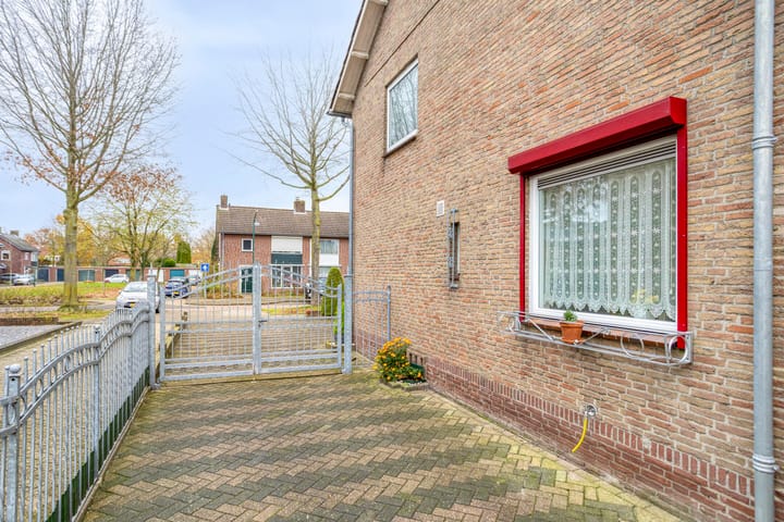 Photo 27 of Burgemeester van der Weidenlaan 35