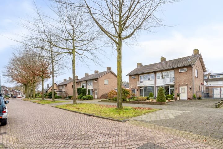 Photo 28 of Burgemeester van der Weidenlaan 35