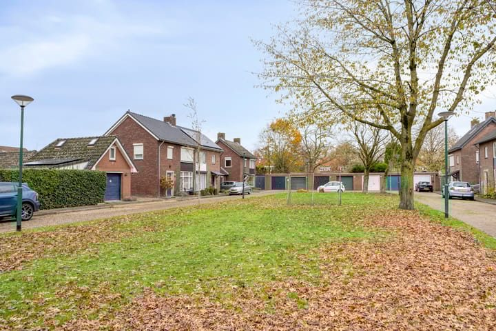 Photo 31 of Burgemeester van der Weidenlaan 35